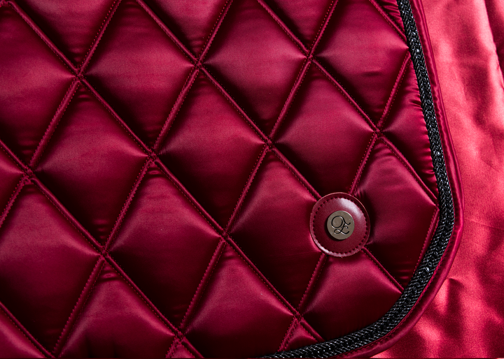 'द एम्प्रेस' रूबी रेड ज्वेल जंप सैडल पैड