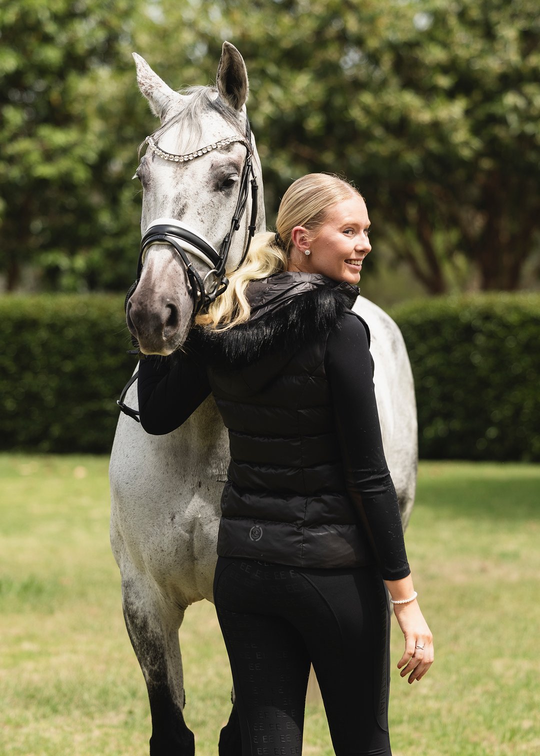 'एवी' थ्री-वे ब्लैक डाउन वेस्ट