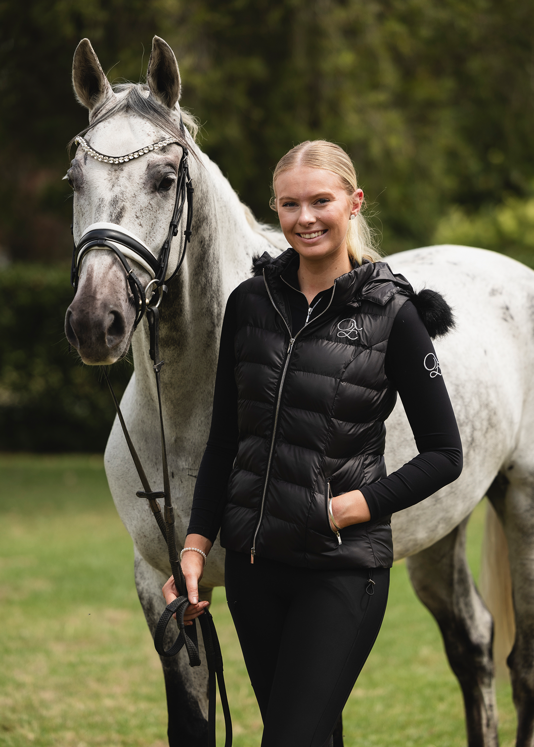 'एवी' थ्री-वे ब्लैक डाउन वेस्ट