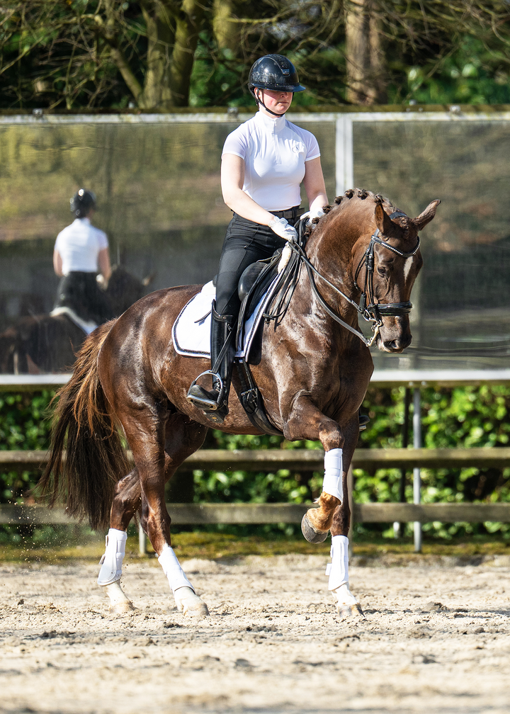 सफ़ेद 'डेज़ी' शॉर्ट स्लीव राइडिंग टॉप