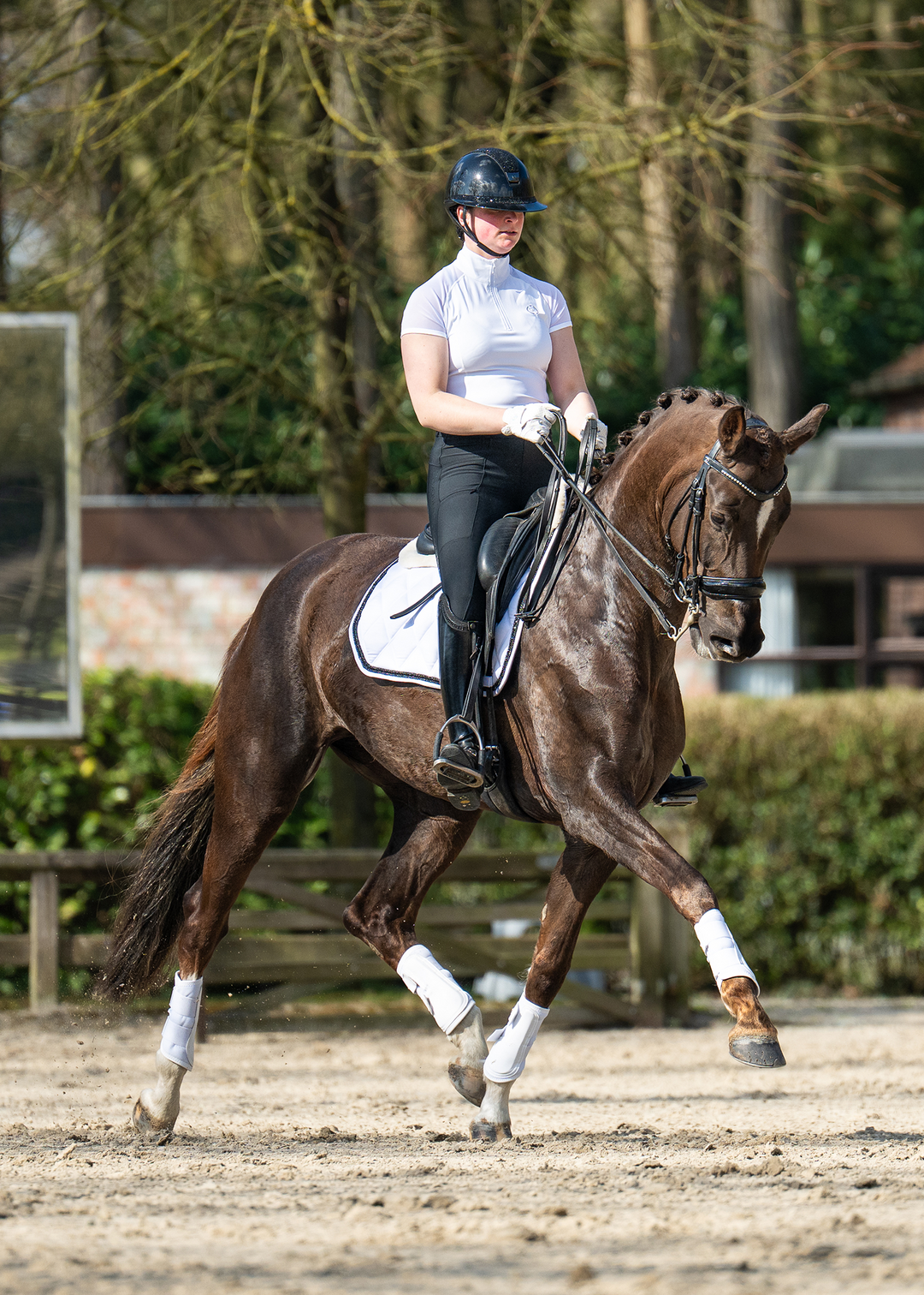 सफ़ेद 'डेज़ी' शॉर्ट स्लीव राइडिंग टॉप