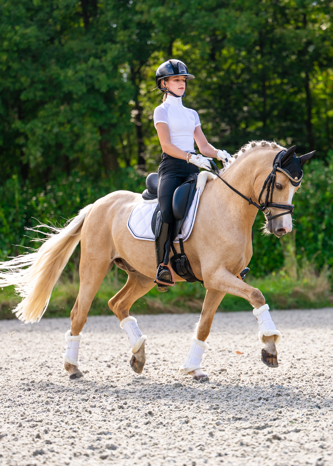 सफ़ेद 'डेज़ी' शॉर्ट स्लीव राइडिंग टॉप