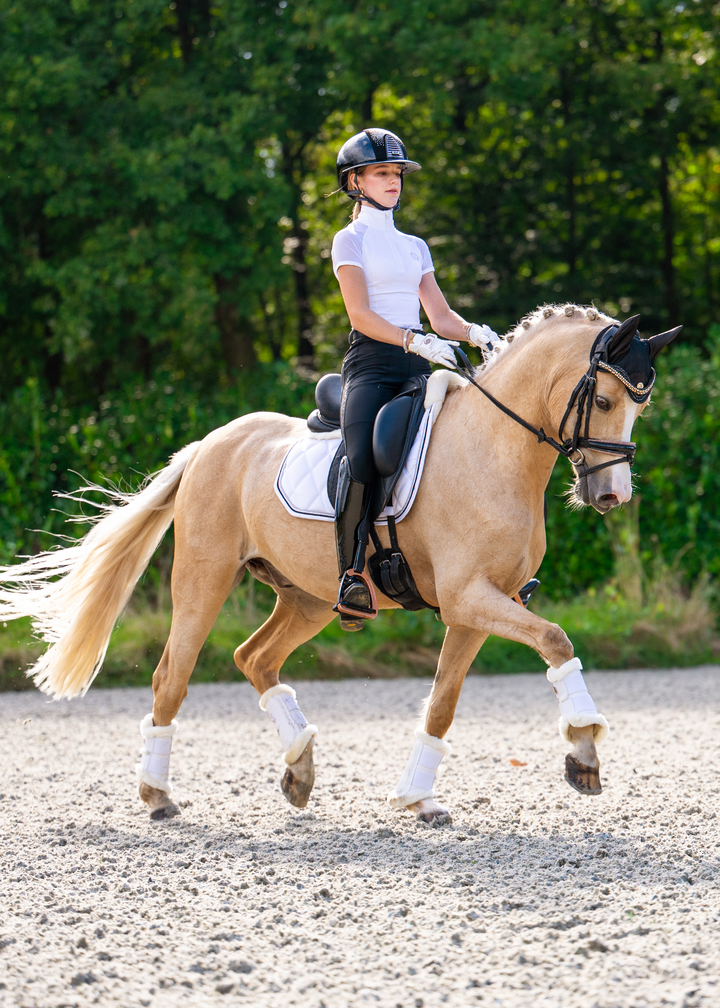 सफ़ेद 'डेज़ी' शॉर्ट स्लीव राइडिंग टॉप